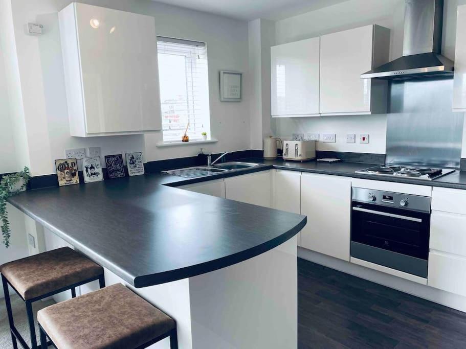 Luxury 2 Bedroom Waterfront Apartment With Balcony Newport (Gwent) Exterior foto