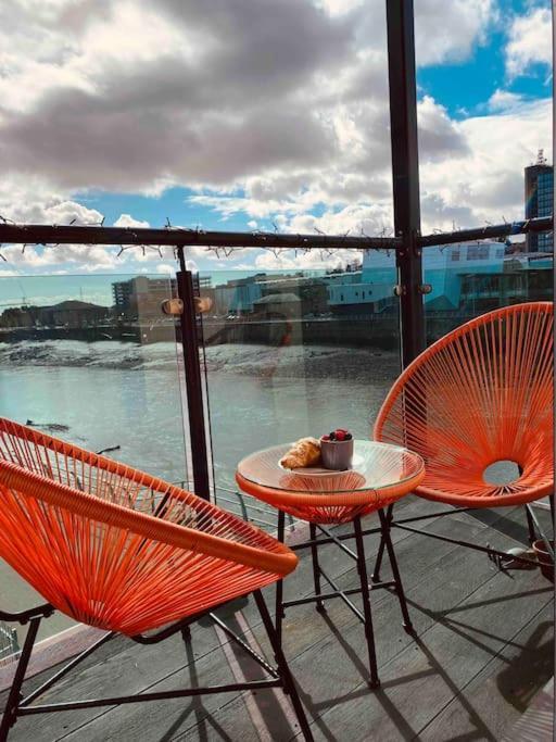 Luxury 2 Bedroom Waterfront Apartment With Balcony Newport (Gwent) Exterior foto