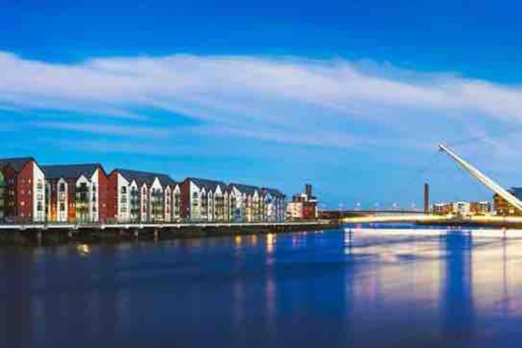 Luxury 2 Bedroom Waterfront Apartment With Balcony Newport (Gwent) Exterior foto