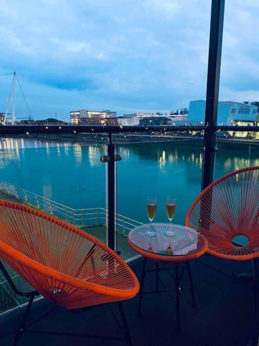Luxury 2 Bedroom Waterfront Apartment With Balcony Newport (Gwent) Exterior foto