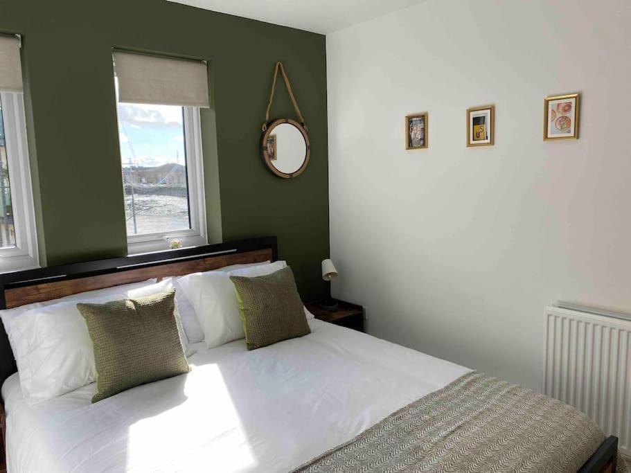 Luxury 2 Bedroom Waterfront Apartment With Balcony Newport (Gwent) Exterior foto