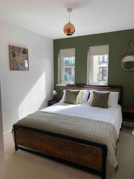 Luxury 2 Bedroom Waterfront Apartment With Balcony Newport (Gwent) Exterior foto
