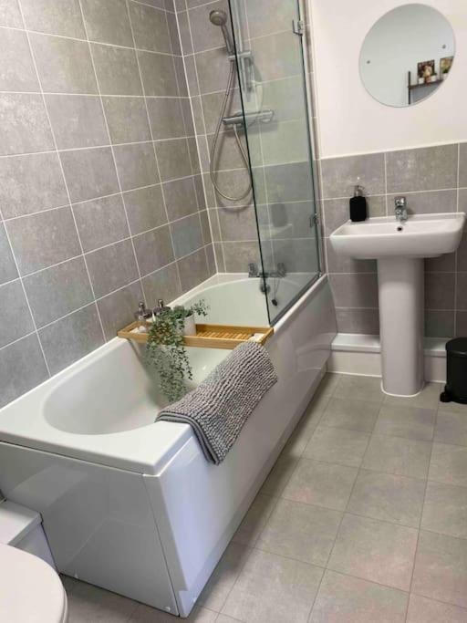 Luxury 2 Bedroom Waterfront Apartment With Balcony Newport (Gwent) Exterior foto