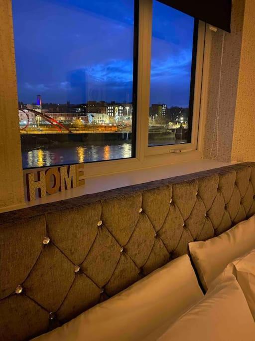 Luxury 2 Bedroom Waterfront Apartment With Balcony Newport (Gwent) Exterior foto
