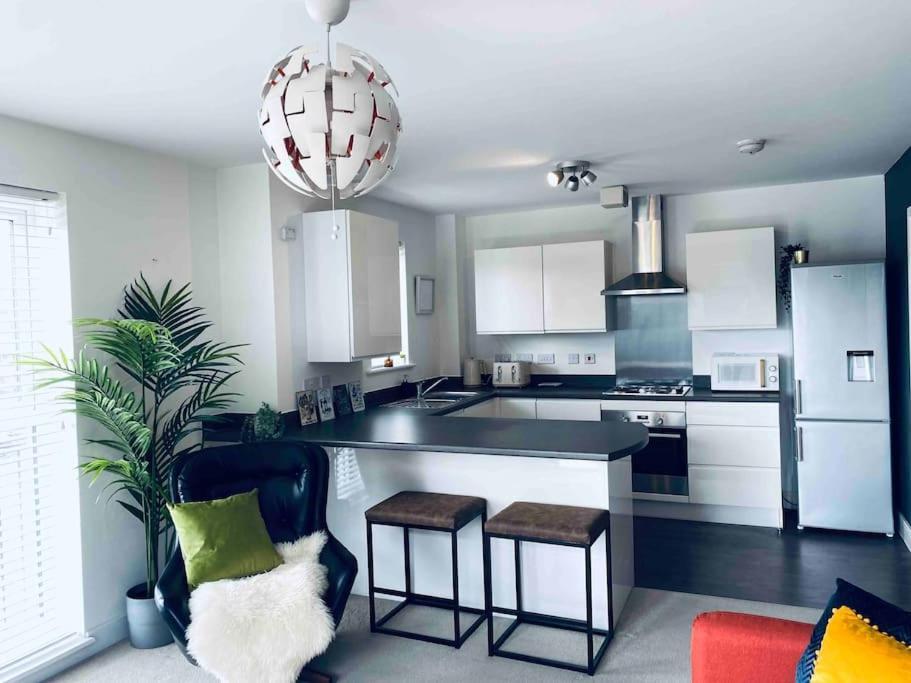 Luxury 2 Bedroom Waterfront Apartment With Balcony Newport (Gwent) Exterior foto